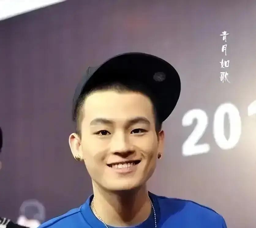 三个月三部央视大剧自己接自己档，120亿票房90后第一人，福建渔村出来的欧豪凭什么让导演用他一次就敢用第二次
9月6日晚上七点半，央视八套黄金档《交锋》开播，欧豪演的是一个代号“北风”的潜伏间谍头目林看山。金丝眼镜，古籍修复师的外皮，说话慢半拍，微笑只到嘴角，这跟他两个月前在《兵自风中来》里那个一身