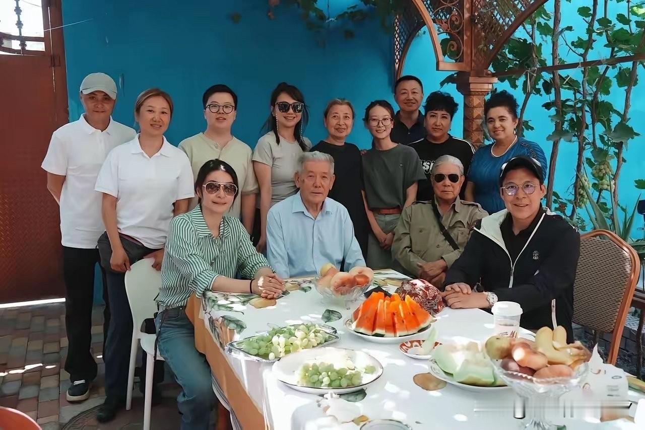 郭晶晶一家七口到新疆伊犁游玩，霍启刚比之前瘦了不少，整个人看着清爽精神。这趟旅行，也是兑现他去年说要带家人游新疆的约定。一大家三代人结伴出行，场面十分难得。

一家人还去了网红打卡地阿勒泰地区的白哈巴古村落、布尔津网红桥及喀纳斯三湾一湖，也去到当地居民家里做客，还拍了完整大合照。

聚餐的时候霍震霆