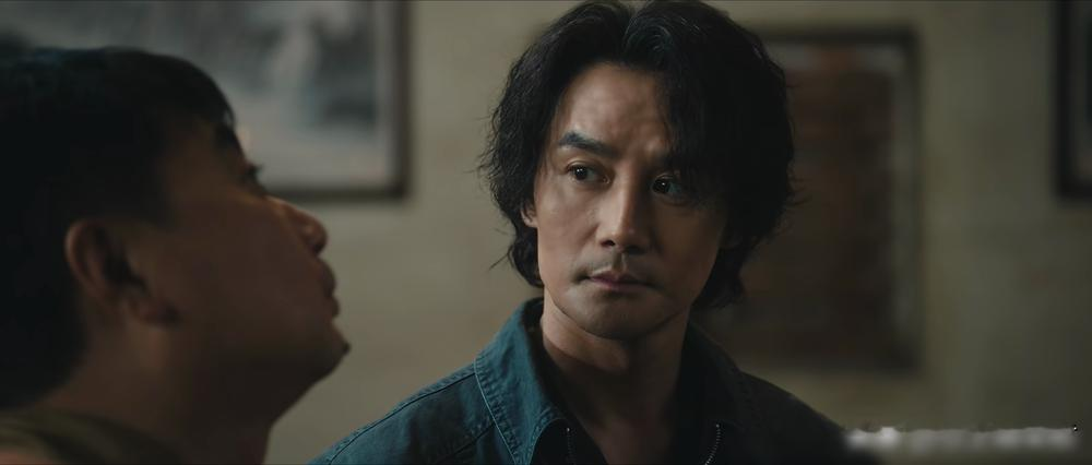 一口老血差点喷出来，《交锋》这个内鬼，藏得比谁都深。
都以为二处的问题出在吴加利和摇摆不定的何春晓身上，毕竟一个直接导致了蒋在珍暴露被杀，另一个跟台湾特工不清不楚，结果呢，剧透直接把人看傻了。
真正的内鬼，嫌疑最大的居然是那个看似最没问题的尹宝山，甚至有人扒出李华东也行为反常，这水搅得太浑了。而
