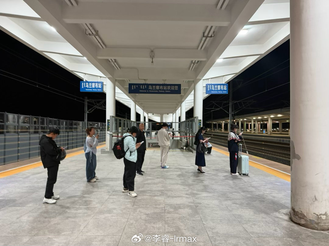 乌兰察布高铁带无人机进京，车站查完了车上乘警查（因为这是京局的车，和车站两码事。而且是铁路公安，和派出所也两码事）京通UOM身份证手机号车票一律拍照，以前没遇到过这种情况，不过年轻乘警特客气甚至有点诚惶诚恐，把我搞得一时不太适应[吃瓜]  ​