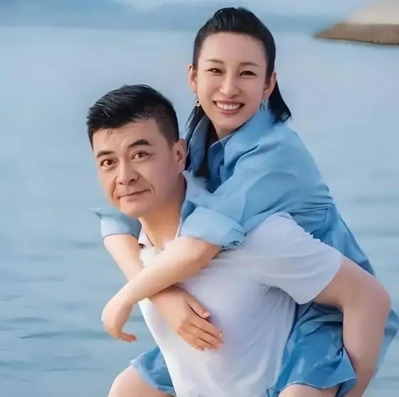 现在可能全网最懵的就是秦海璐吧！

8月31日甘肃作家王新军突发疾病离世，年仅 57 岁。广大网友都没有认真看，就光看了个名字，就一窝蜂跑到秦海璐社交账号评论区悼念、安慰，直接把她的评论区冲zha了。

秦海璐本人都是懵的，一觉醒来，自己的丈夫“被去世”了！

我估计这些网友都没有点开完整新闻，就仅