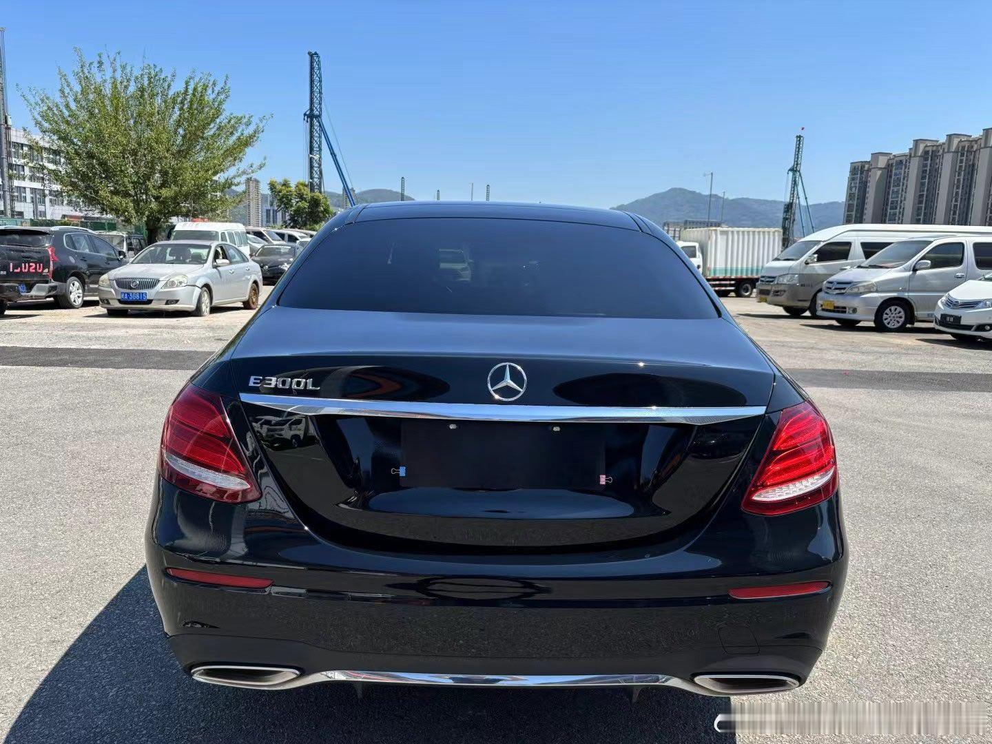 奔驰一2018款改款E300L运动豪华型，2018年6月，2.0T，AT，全景天窗，无钥匙进入启动系统，85000公里，价格冰点！！！  ​