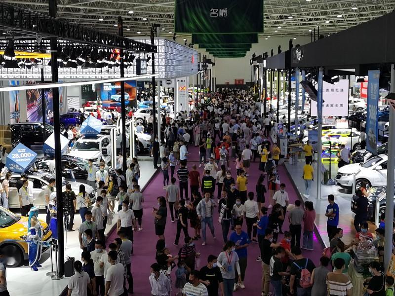 周末特意留了一整天泡2026成都国际车展，提前做的导览攻略直接省了俩小时绕路时间。
从1号馆进门先冲新能源专区，比亚迪最新的仰望U9改款实车比网图震撼太多，引擎盖的碳纤维纹理在射灯下根根分明，旁边的试乘预约队已经排了快30米。
负一楼的改装区藏了不少狠货，有台爆