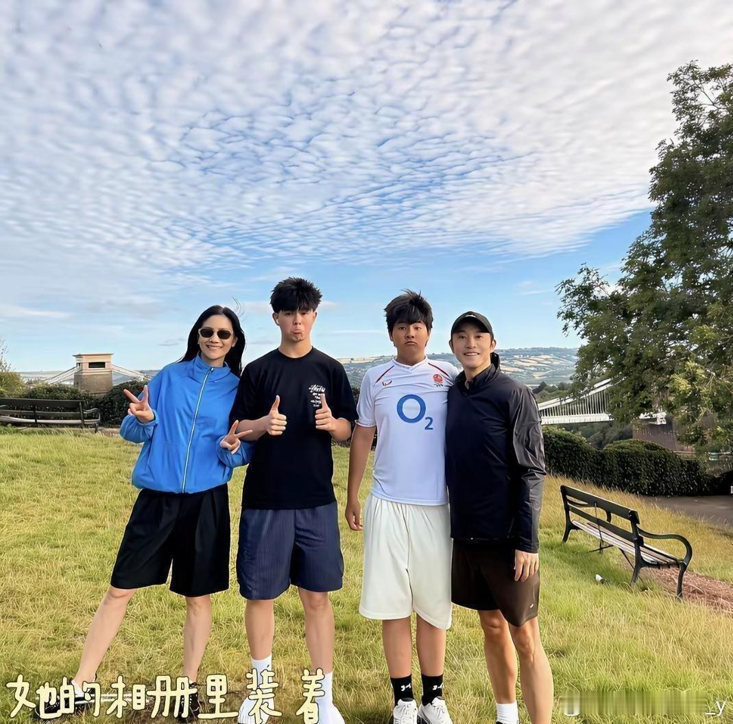#沙溢胡可送两儿子去英国读书#沙溢胡可的两个儿子安吉、小鱼儿自2025年8月起就读于英国布里斯托的Clifton College，2026年9月机场送别实为假期后返校；12岁的小鱼儿身高已蹿至一米八，引发广泛关注。
一、就读学校与时间
学校：兄弟俩就读于英国布里斯托的Clifton College，一所知名私立寄宿学校，自20 ​