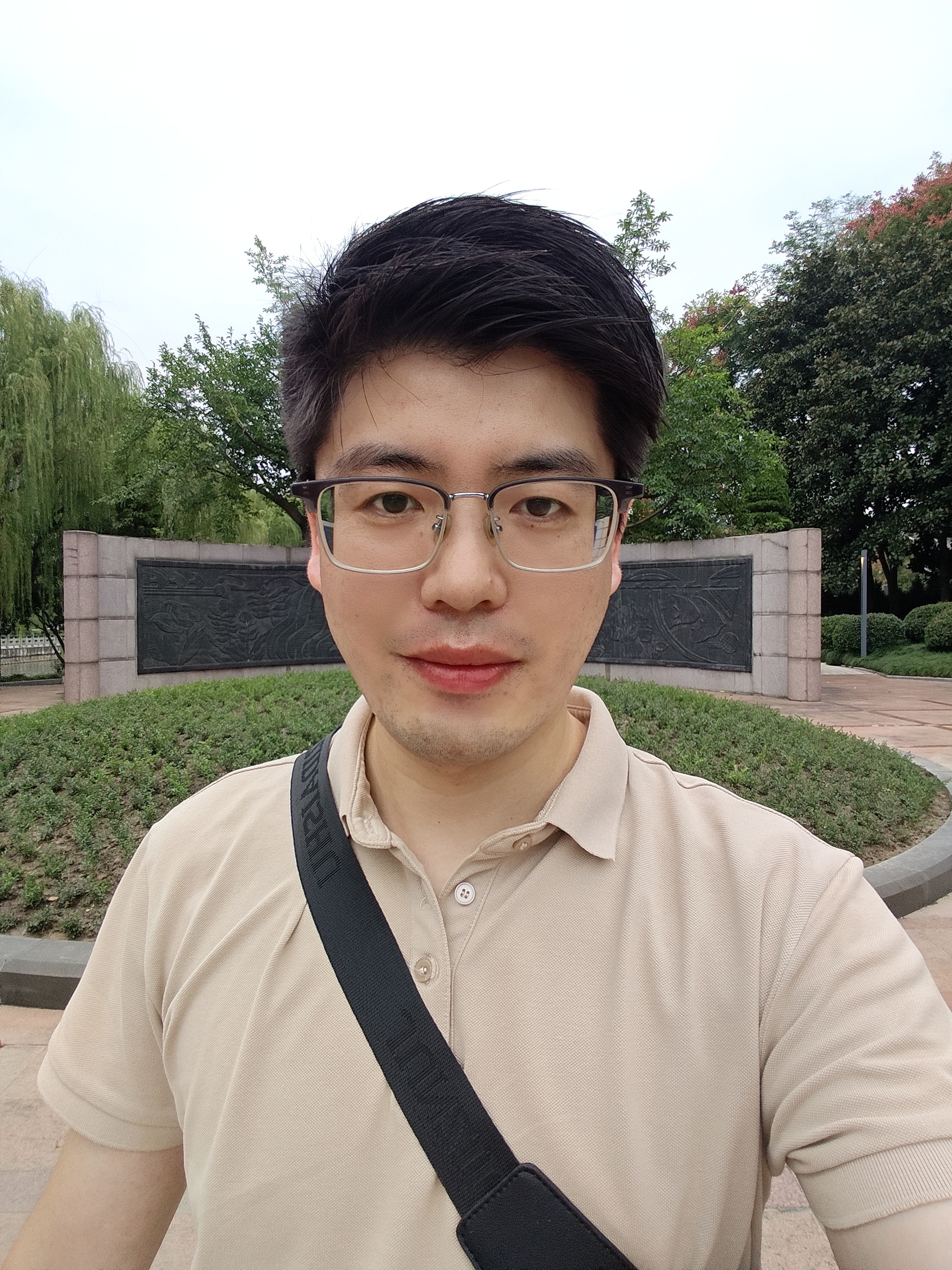 现在的工作做了三个多月还没出业绩
前三个月都是在办公室
加客户联系方式网上聊天，