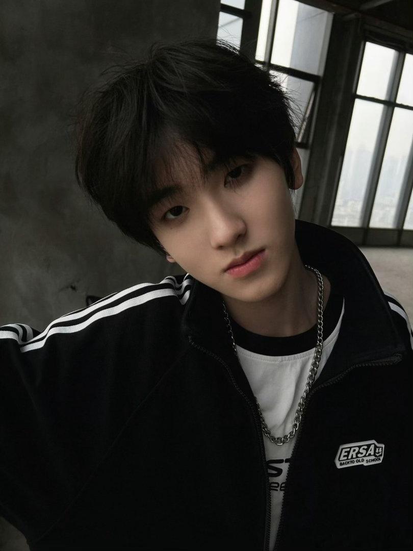 #左奇函[超话]#  [音乐]#左奇函 四代唯一甜酷# [音乐]#左奇函未来可期zqh# [音乐]#左奇函 四代第一且唯一rap担# 

天气预报说今天有雨 我听成有你՞˶>𖥦