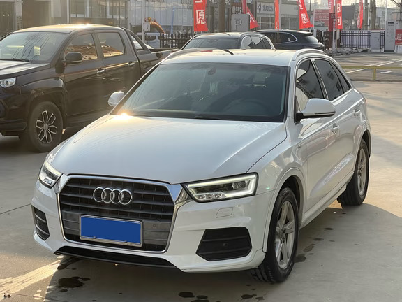 奥迪Q3，2019年上牌，35TFSI时尚，2.0T自动挡，精致豪华家用运动SUV，操控丝滑灵活轻巧。精品车况，9.8万公里，内外崭新，好开好停，油耗低，综合5-7L，养护简单，实惠好用，几万块钱，欢迎购买！#奥迪Q3 #SUV #二手车