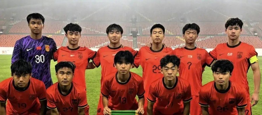 成年国足刚历史首负塔吉克斯坦，U17国少转头0比3阿根廷，三场零进球丢7球，11月世少赛碰西班牙，这球还怎么踢？
10月7日伦敦顶点杯收官战，U17国少0比3完败阿根廷。开场4分钟城门失守，半场补时李家润送点，第73分钟被远射锁定比分。三场比赛，0比1坦桑尼亚、0比3墨西哥、0比3阿根廷，累计丢7球