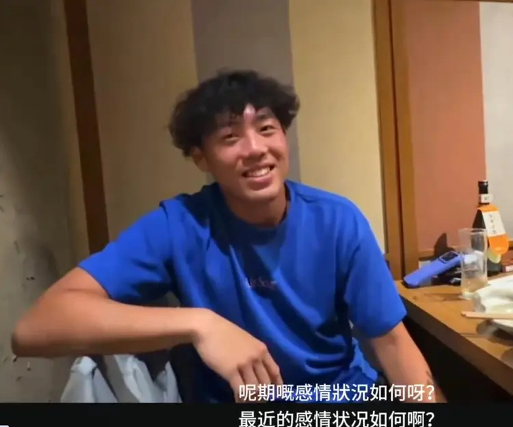 黄泽林直播亲口证实，已和陈奕迅女儿陈康堤分手

这段曾被大众广泛看好的文体跨界年轻恋情，近日正式对外宣告落幕。
当事人坦荡回应分手
十月十四日黄泽林在直播中直面网友提问，没有闪躲回避，直接承认与陈康堤已经分开，他没有扯出狗血细节炒作热度，仅简短表示后续会全心投入网球训练和赛事。
恋情落幕早有征兆
两