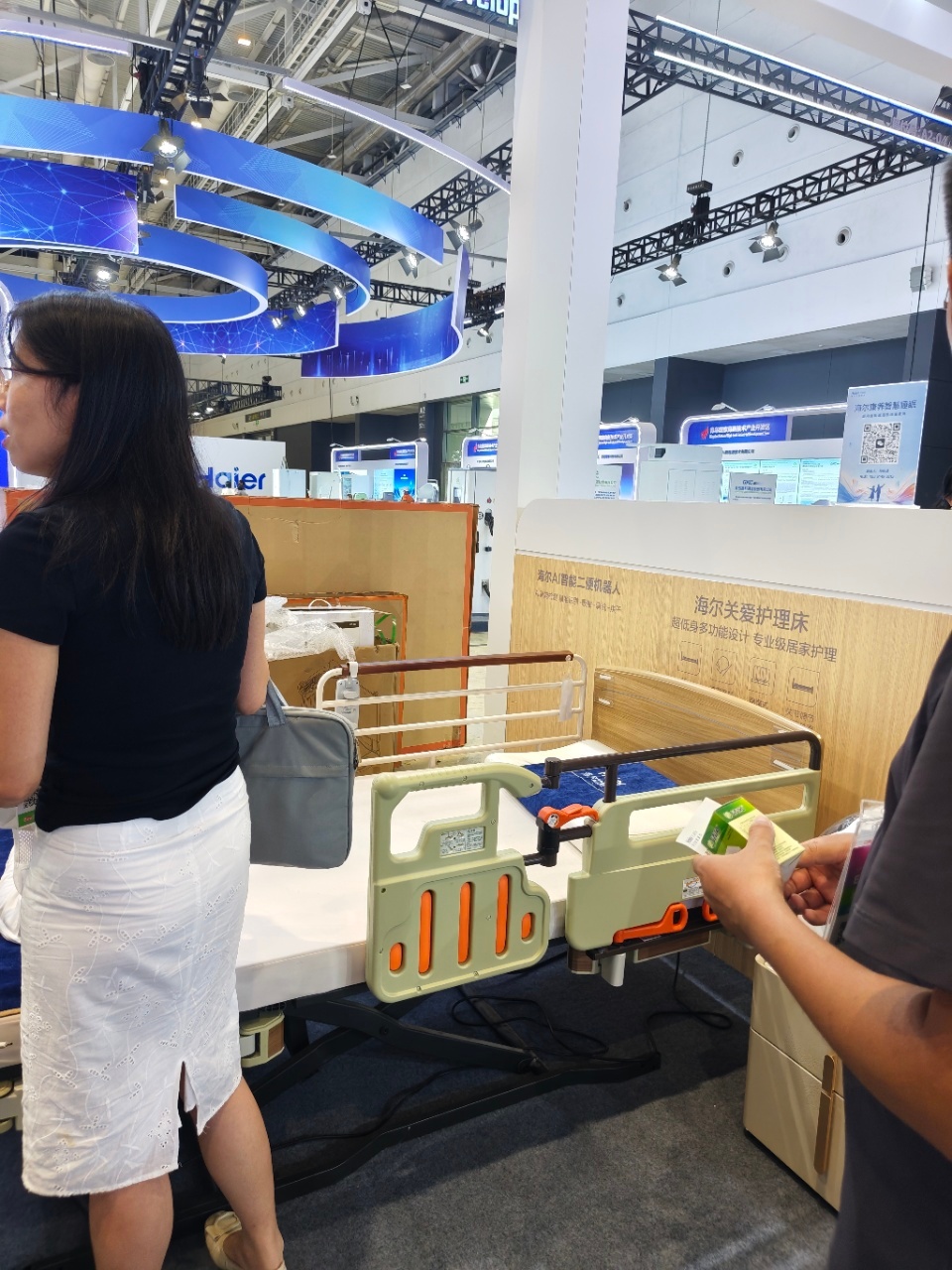 2026年9月4日，中国国际消费电子博览会在青岛国际会展中心正式拉开帷幕。本届展会聚焦消费电子产业前沿方向，构建起集产品展示、技术交流与产业对接于一体的综合性平台，汇聚众多行业领军企业与本土创新主体，全方位呈现数字科技赋能美好生活的崭新图景。
  展区规划清晰完备。智能家居生态馆内，海尔 ​