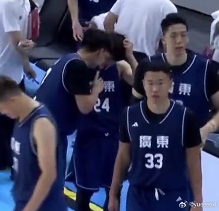 #徐杰hll[超话]#  哥俩说啥悄悄话呢哈哈哈 ​