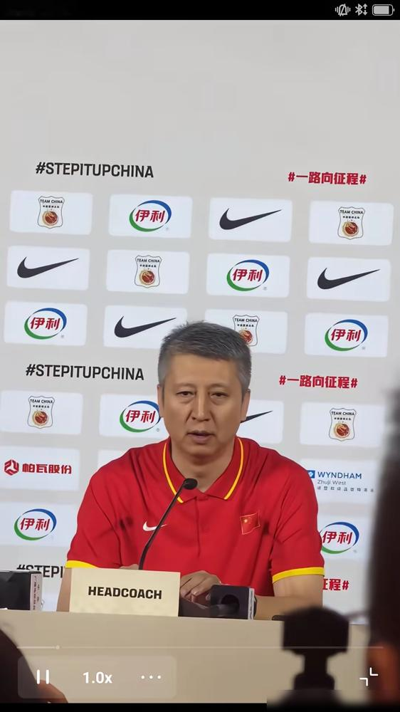 郭士强场边喊战术，巴林队员懵了？
平时他是穿西服的儒雅教练，钻研录像到半夜是常态，带球队靠铁血纪律要执行力到位。这次对阵巴林，场边指挥的嗓门拉满，指令清晰到离谱，连央视解说都笑说，对方球员得先补中文听力才能跟上节奏。
顶级团队的战斗力，从来都是统一思想攒出来的。