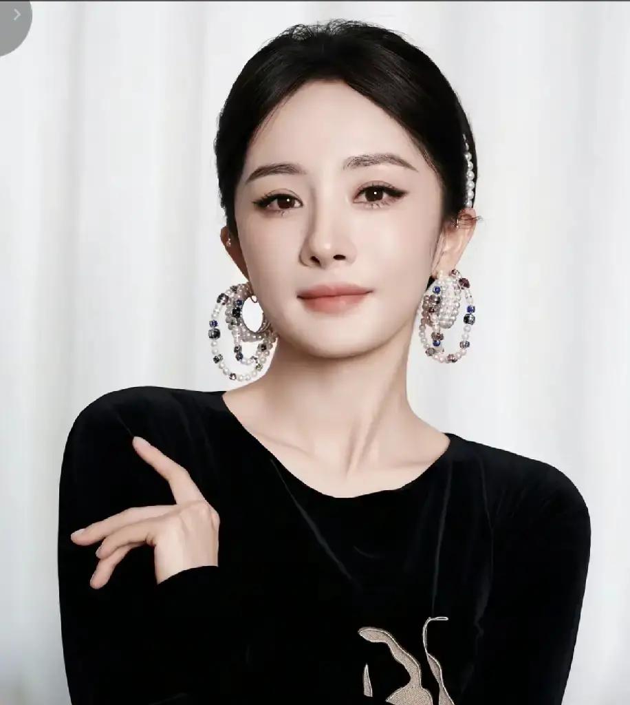 在名利场摸爬滚打这么多年，杨幂最大的“硬伤”其实根本不是离过婚，而是她活得太像个随时能掀桌子的人。
前阵子红毯上王嘉尔伸手扶她下台阶，动作自然又得体，网上连个传绯闻的都没有。
为什么大家看着觉得舒服？
因为年轻好看的弟弟不心虚。人家自己的光环就够用，扶一把行业前辈那是绅士风度，既不需要借机蹭热