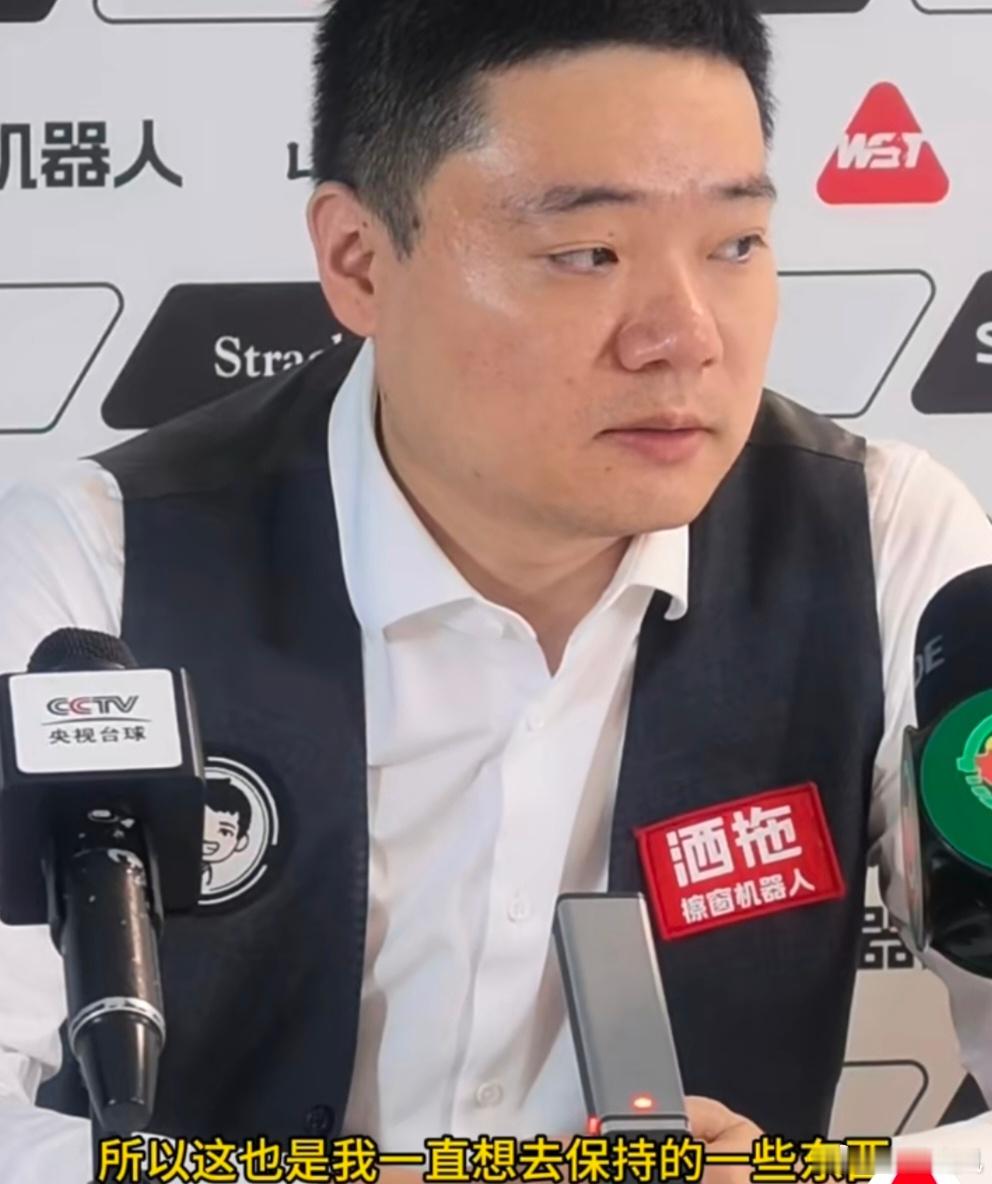 丁俊晖1‑6不敌吉尔伯特，主场止步32强。赛后混采采访，丁俊晖直面失...