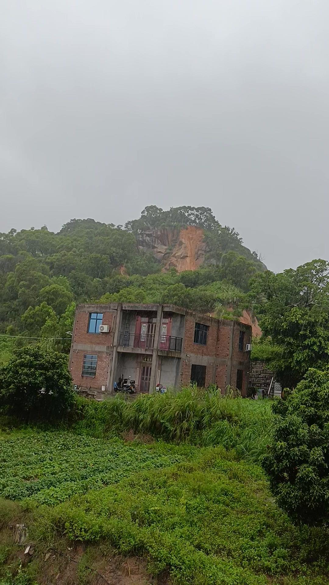 谁见过暴雨后的山体崩塌现场？🌧️暴雨过后进山，亲眼见到塌方真的吓出一身冷汗，路面被滑落的山石完全覆盖，周边还时不时有小碎石往下掉。
出门到乡村山野一定要提前看好天气预报，经过山区路段千万留意路况，自然灾害的威力真的超乎想象。
防范自然灾害暴雨避险