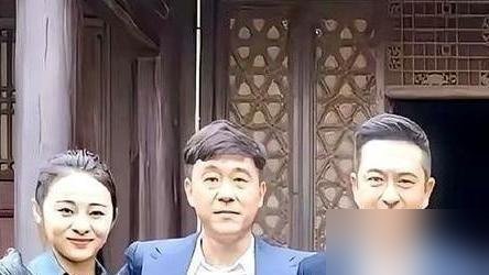 开播前被骂惨了，说张嘉译又拉一桌陕西帮，带关系户进组。结果收视率直接破2.1，几个“关系户”往镜头前一站，喷子闭嘴了。孙浩演的那个配角，眼神里全是戏，姬他一句台词没废，尤勇智更是稳得像秤砣。哪有什么关系户，这分明是攒了几十年的硬班子。张嘉译拍《主角》前带着全组钻陕西农村，学方言，练秦腔，56岁的人，