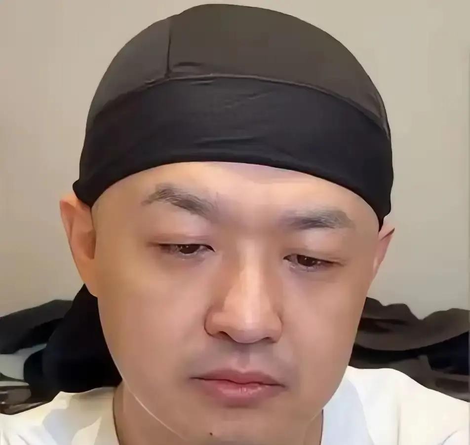 8月26日狗仔刘大锤放出来的这段视频，把包贝尔顶上了风口浪尖，深夜酒店走廊的窗帘一拉，他和红发女子独处了整整7个小时，全网都在眼巴巴等着看包文婧的离婚声明，结果这对夫妻干脆把账号评论区一锁，大门紧闭。很多人觉得这回总该栽了吧，但说句不好听的，这大概率就是个内娱抛出来转移视线的挡箭牌，因为不管外头闹得