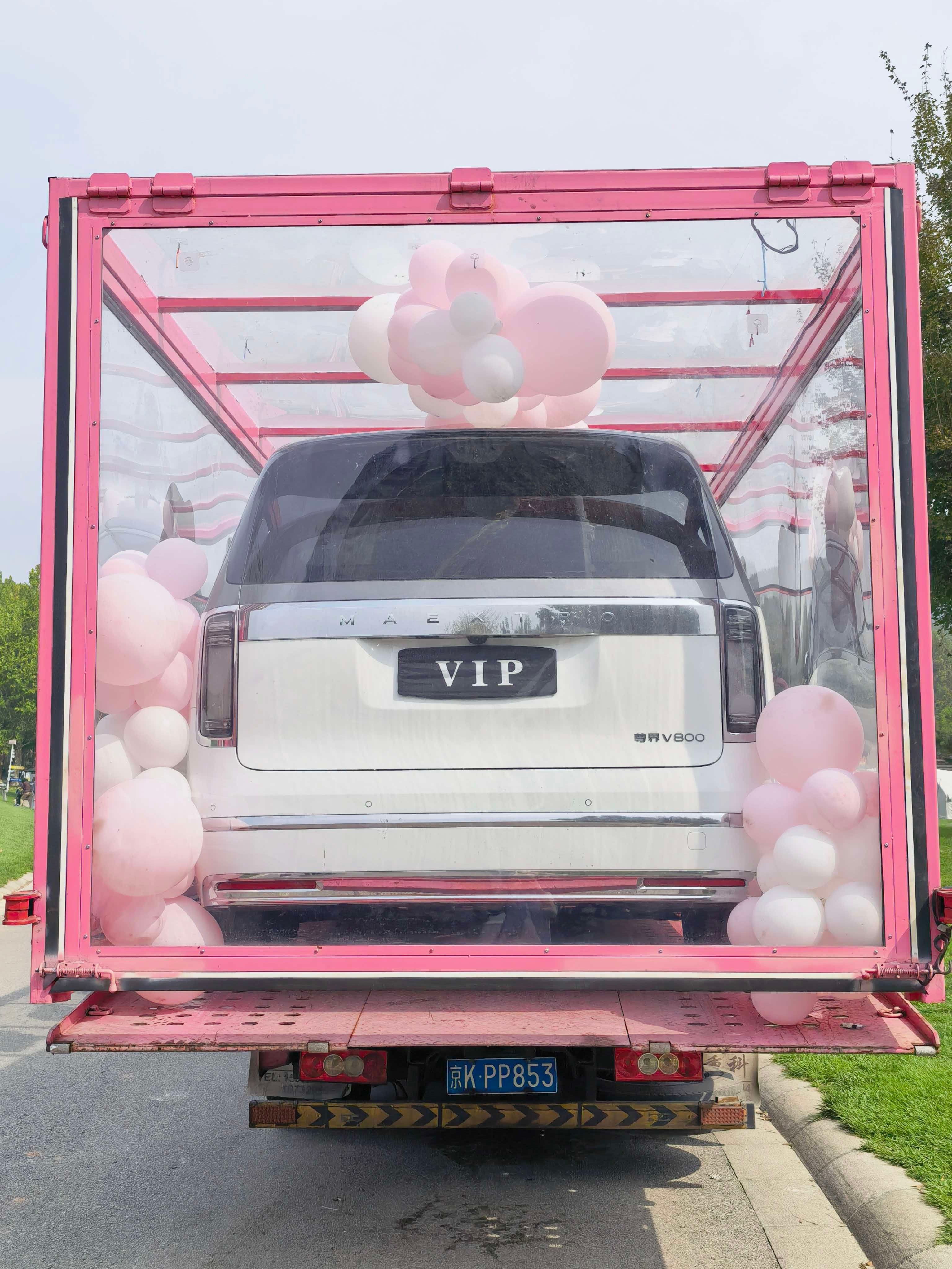 #贾乃亮祝经纪人新婚大喜#被贾乃亮这波十年情谊戳到，作为尊界V800首批车主，提车不到一个月就再次增购，当作新婚礼物送给相伴十年的经纪人，还亲自担任证婚人。作为车主，他很懂这台MPV的适用场景，情绪能量舱能在赶路碎片时间快速回血，奔波忙碌间隙也能好好放松，送给常年跑行程的经纪人再合适不过 ​