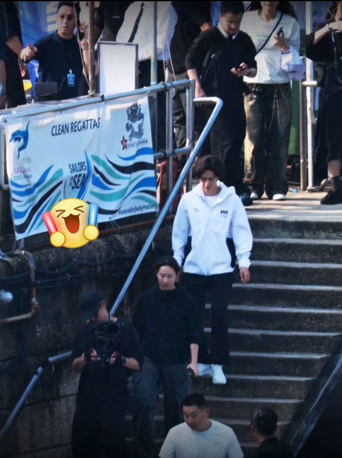 今天，香港的海面是属于领航员王一博和海丽汉森的，他可也是今天的掌舵手啊！
王一博的运动项目真的是越来越“烧”钱了！
果然，追对了星，什么赛道都能让我们跟着感受一下😂😂