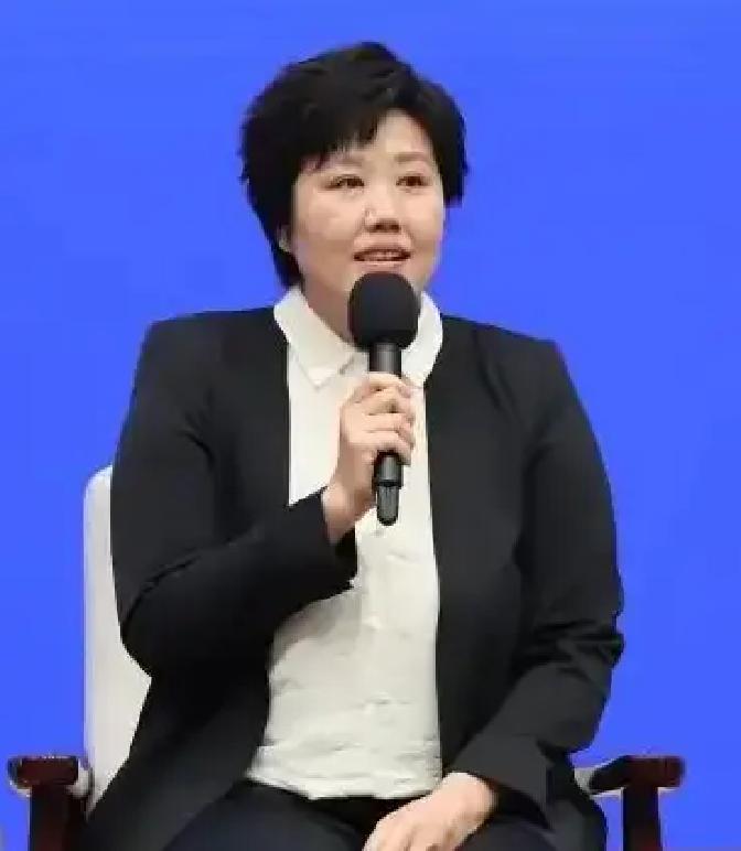 羊年
春晚的舵手换人了吗？
压根没换。还是
那个让不少人既熟悉又复杂的面孔，于蕾。
说实话，这几年看春晚的人
越来越少，我也好多年没正儿八经坐电视机前守着倒计时了。但于蕾这
名字一出来，还是得承认，平台对她是真放心，或者说，是真的离不开她了。
连续五年
，从台前到幕后，这位总导演在那