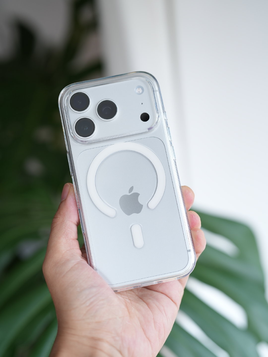 iPhone 18 Pro的Logo上移后在透明壳的位置以及跟上代的对比，感觉舒服了一点～ ​