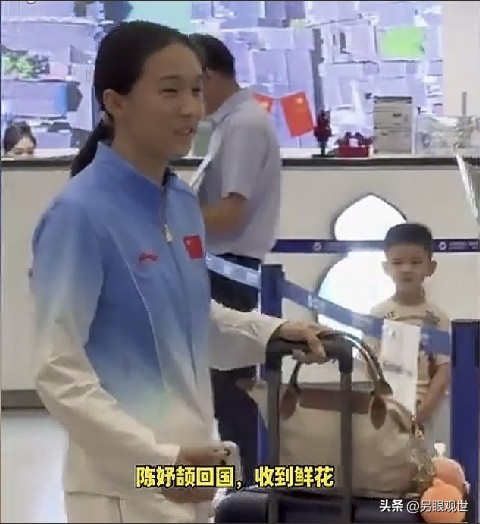 17岁“小孩姐”陈妤颉载誉回国，下机收到鲜花，合影居C位！

9月30日晚，结束亚运会比赛的“小孩姐”陈妤颉乘机抵达上海浦东机场，她面含微笑，步履轻松。

许多粉丝热情接机，现场给“小孩姐”送上鲜花，还纷纷与“小孩姐”合影留念，欢笑声不断。

随后的中国田径队团队合影时，小孩姐稳居C位，实力说话，人