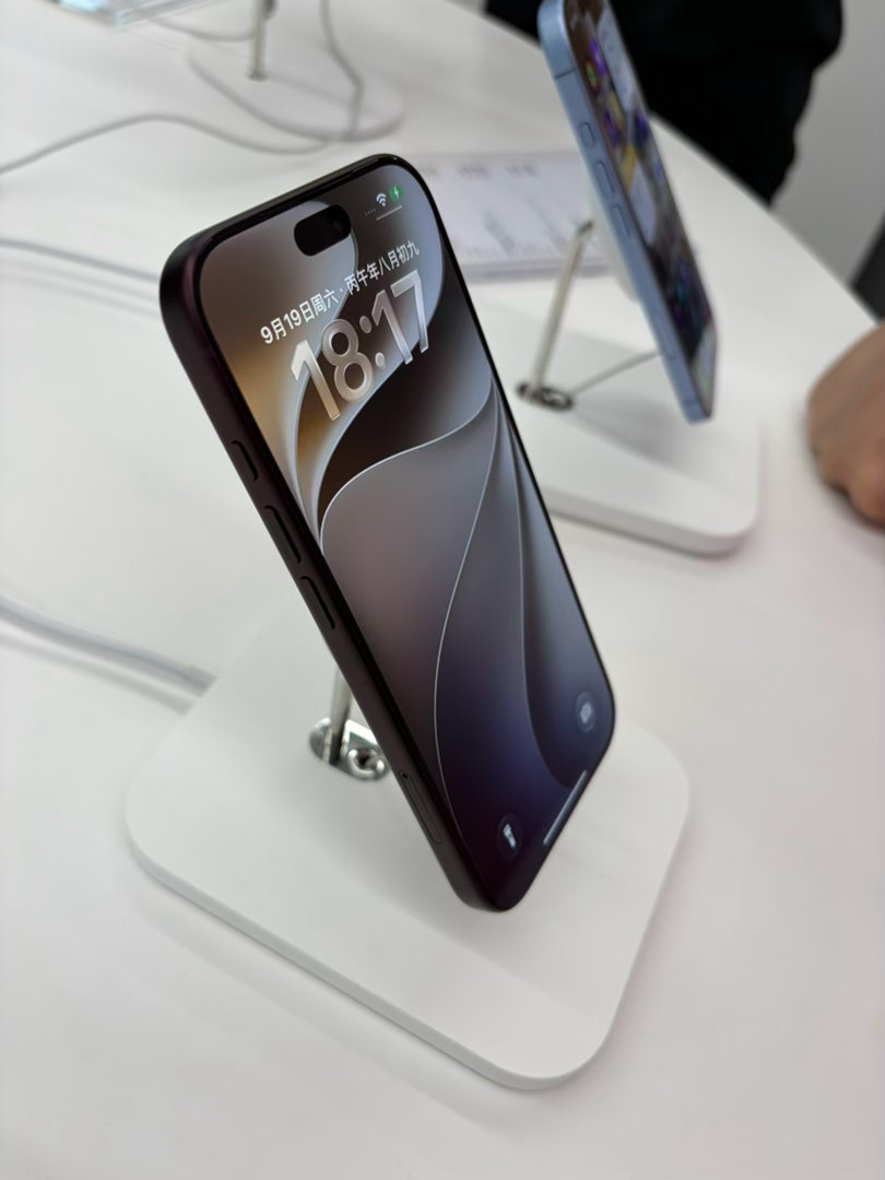 路过苹果店摸了几把 iPhone 18 Pro。

简单感受：

1、颜色比想象中深一些，很暗的红，挺好看，但是婉拒了，这种颜色只是图个新鲜，还是白色好。
2、灵动岛小了观感很明显，感觉屏幕都大了一些。
3、左上角那个屏下红外不明显，我仔细看也找不着在哪。
4、背后玻璃和金属的色差小了很多，看着协调了很 ​