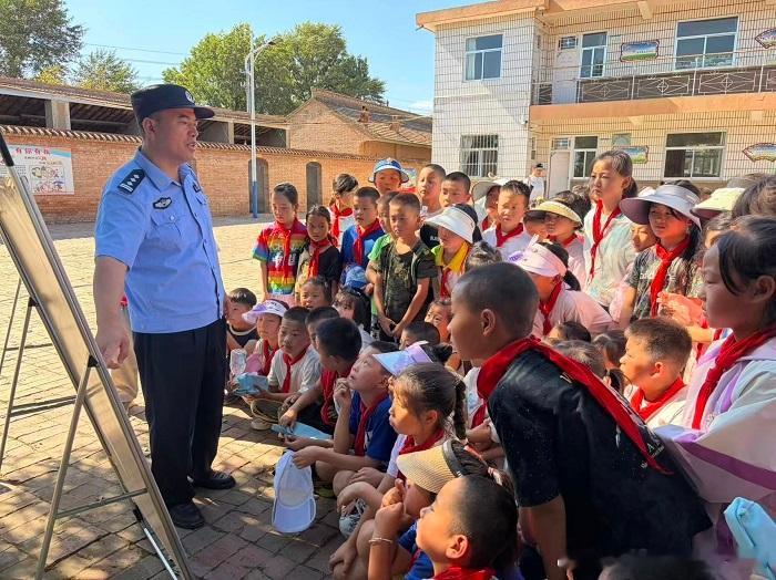【庆阳市西峰区司法局：厚植陇东少年法治底色 守护少年健康成长】本网讯 为抓实未成年人法治教育，筑牢校园安全法治防线，近日，甘肃省庆阳市西峰区司法局整合全区“九五”普法讲师团、基层司法所、法治副校长、法律援助专职律师力量，深入城区中小学、乡镇农村学校，分层分类开展秋季“开学法治第一课 ​