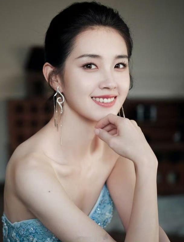 只要郭宇欣不塌房，
就算她被经纪公司起诉背着官司，

也照样会有人找她拍戏的，因为这就是短剧圈层最真实的现状。
流量和路人缘远比短期合约纠纷更有话语权。

这次她和经纪公司的纠纷闹得沸沸扬扬，双方各执一词、官司还在审理中，但一点也没耽误她的影视资源。

短剧行业迭代快，剧组都是现实的很，比起未落地的