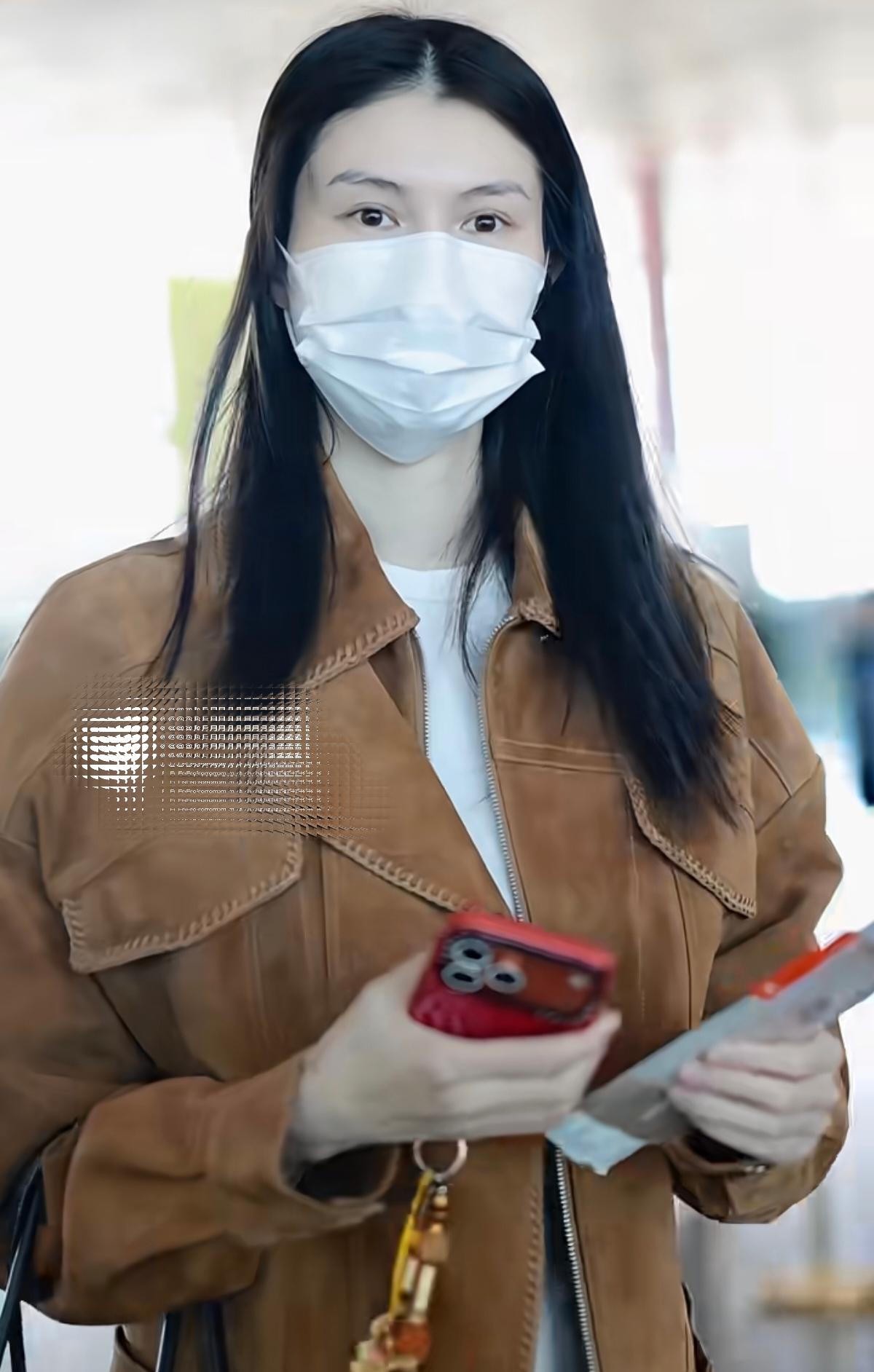 2026年维密大秀在洛杉矶办。刘雯第十次登台，奚梦瑶隔了八年回来，贺聪也在名单里。何穗不在。名单一出来，评论区第一反应很统一：她被刷了。
传得有鼻子有眼。有人说她面试没通过，年龄大了，生了孩子，咖位也不够。热搜词条直接挂上“何穗面试维密被拒”。没人去核实她到底有没有走进那间面试的房间，缺席本身就被当