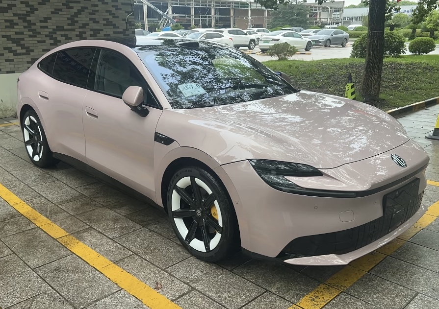 MG 07 EV一出来，845km续航直接吸引了很多车友的目光，我也一直在留意这台车的相关信息。
我选电车最看重续航表现，毕竟不想出门总担心没电。845km的标称里程，如果是常温市区代步，合理控制驾驶习惯，日常通勤一周充一次电完全有机会实现。
要是经常跑长途高速，情况就不一样了。高速行驶下电耗会明显
