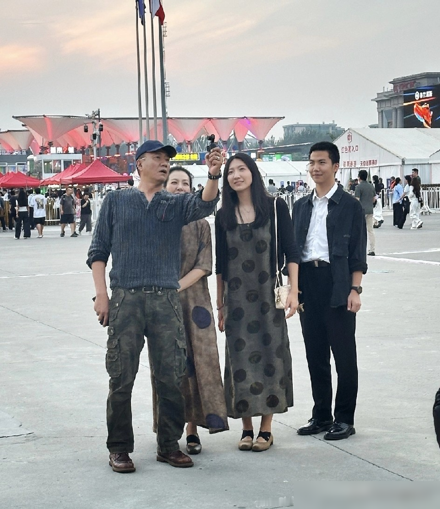胡军被拍到在音乐会现场，一把甩开了老婆挽上来的手。
视频里灯光还没暗，卢芳伸手去挽他胳膊，他直接抽走，动作快得有点愣。旁边坐着17岁的康康和25岁的九儿，一家四口腿长到像P的，康康已经跟胡军平头了。
但别急着骂。胡军自己说过，康康6岁就迷汉斯·季默，去年他单独带儿子追了一场，今年升级成全家陪看。