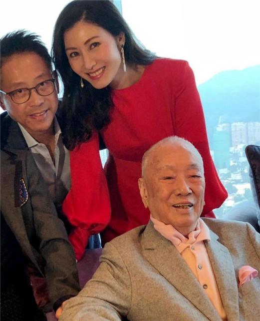 一个男朋友，藏了八年才被挖出这么深的家底，邓紫棋这保密工作做得比她的高音还稳。
10月6日，深圳巡演刚落幕第二天，港媒突然爆出猛料：邓紫棋已于纽约一间教堂低调完婚，对象是拍拖近九年的造型师男友魏俊杰，英文名Mark Ngai。消息据称出自男方亲友圈。经纪公司索尼音乐的回应只有一句：“艺人的私生活，没