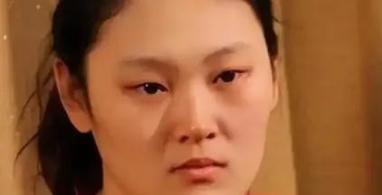 名帅和球星，从来不是谁跟谁过不去，而是体系装不下旧时代的英雄。王霜被贾秀全说“不需要球星”，不是贾导针对她，是中国女足从“靠一个人扛”转向“十一人跑起来”；李梦没进宫鲁鸣名单，也不是被嫌弃，是长期脱队、伤后状态、防守回合这些硬指标过不了关；王一梅当年重炮吓退欧美，可郎平要的是能一传、能防守、能六轮跑