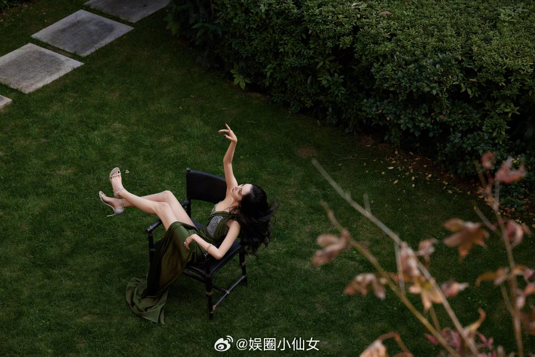 #杨幂和沈腾同台就是一种向上力##杨幂沈腾二舅和侄女的番外来了#谁还在回味二舅和大侄女的名场面，杨幂沈腾再度同框续写番外故事。同台氛围轻松愉悦，互相开玩笑毫无包袱，贡献满满的欢乐。同时两个人在各自赛道持续突破，这份积极向前的姿态，就是独属于他们的向上力。 ​