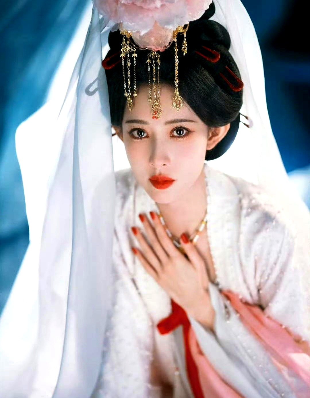 孟子义三搭李昀锐，田曦薇首搭闫桉，两部古装大女主剧直接撞上了。

《尚公主》和《嫁金钗》这下热闹了，都是S+的盘子，都是95花扛大梁，偏偏选在同一个赛道碰面。一个主打三生三世的默契，另一个是新鲜血液的碰撞。

孟子义那边，路透图里气场全开，华服一套接一套，公主的架子端得稳稳的。田曦薇这边也不示弱，甜