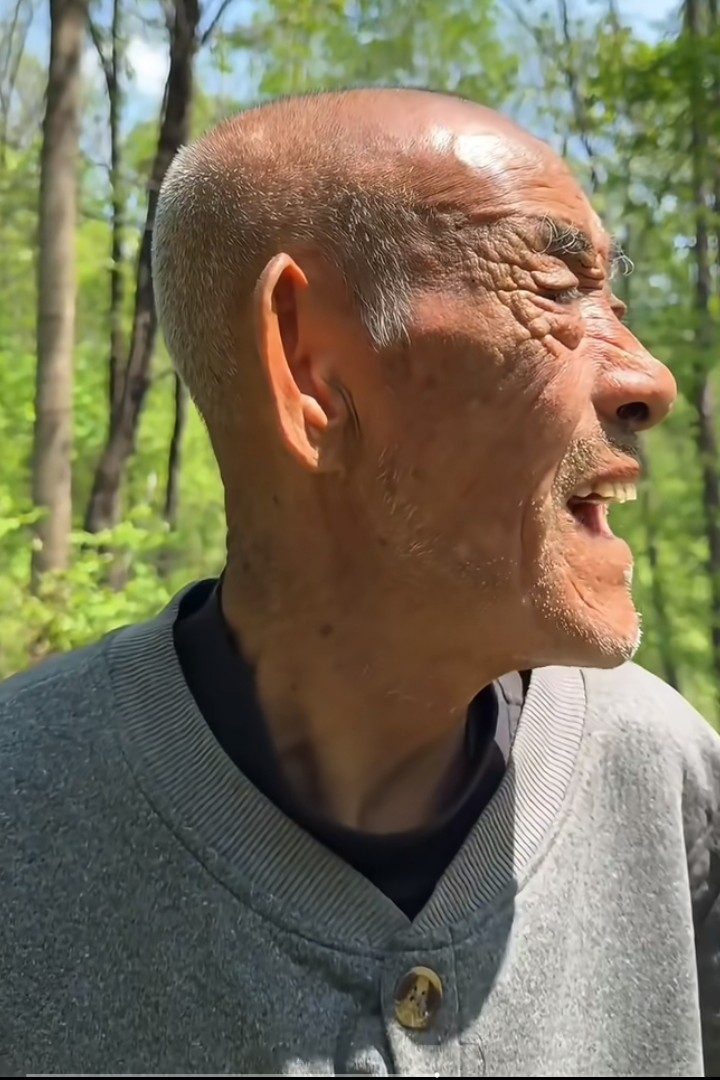 着急的大爷，摘野菜大娘迷路了，最后找到好开心了。恩爱的老夫妻。