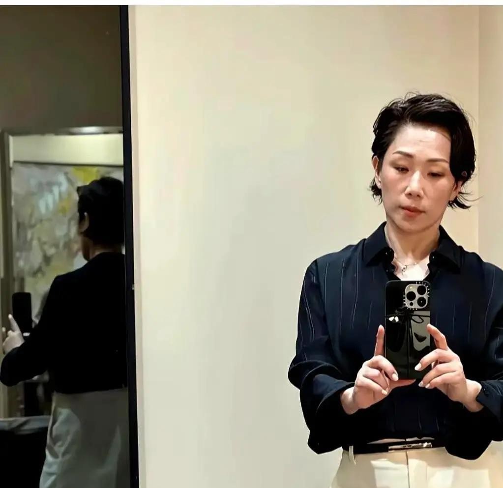 58岁的林忆莲最近露面，直接撕下了那些砸几十万去全脸填充的中年女星最后的遮羞布。
一身极其简单的深色衣服，头发剪得干脆，眼角细纹清清楚楚，可整个人往那一站，那种由内而外的生动，瞬间让人看清了什么叫真正的体面。
现在很多人一过四十岁，就像被按下了警报器。
水光、热玛吉、玻尿酸轮番往脸上招呼，生怕