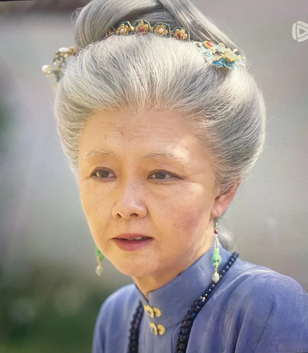 兰香如故》大结局，女主的老年妆有点失望
《兰香如故》让我破天荒开了SVIP，还开了点映，提前解锁大结局。
整个剧服化道很用心，唯独这个老年妆有点出戏。
谭松韵很努力，想把角色演好。
其实一直很喜欢她。
但她吃了脸型和鼻型的亏，撑大剧还是有点吃力，但演技是有提高的。
老人头发哪有那么多，眼神还这么清澈