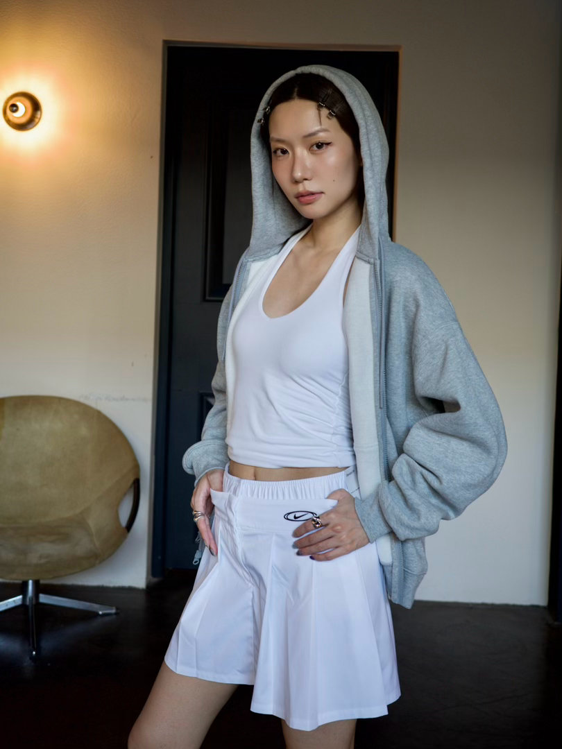 我的 Studio 不需要固定地址

Studio不一定真的是一间工作室。
可能是窝在家里剪片的沙发，是戴着耳机走路的街区，是突然想去运动一下的下午，也可能只是一个谁都别来打扰我的时刻。
所有不想营业的时刻，卫衣一套，直接进入自己的小世界。
 
Nike 把这个系列叫做 Studio Fleece，我觉得还蛮准确——
 ​