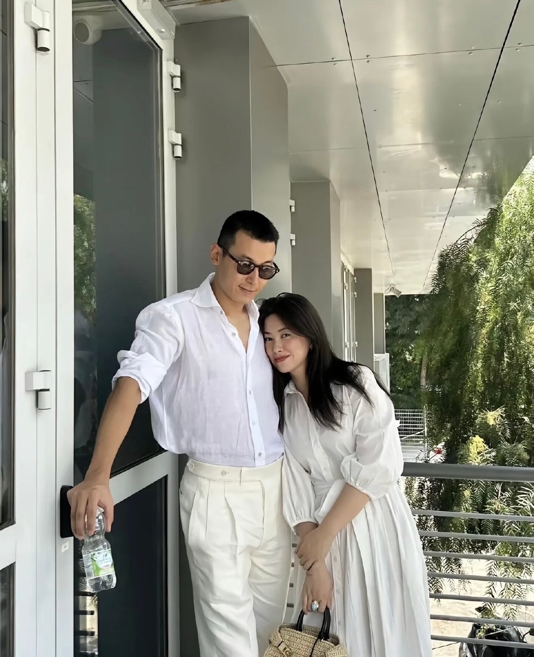 原来朱珠老公长这样……这么一看，不仅朱珠是女人中的女人，她老公也是男人中的男人啊！ ​