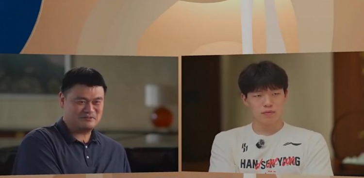 杨瀚森和姚明比知名度差距在哪里？骑士记者说出了心里话
最近前骑士跟队记者鲍仁君在直播间和网友互动时谈到杨瀚森在美国体育圈的知名度。鲍仁君说，杨瀚森在美国体育圈也没什么知名度，在华人圈和波特兰知名度要好一些，因为他出场时间少，想炒话题也炒不出来，和姚明当年相比是有差距的，姚明当年是状元，他的身高以及和