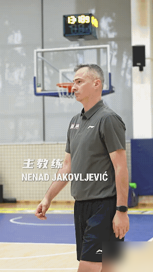 杜锋交出战术板，朱芳雨交出办公室钥匙。广东宏远8月25日砸出的这套纯外教班底，直接让整个CBA后卫线后背发凉。
你翻开新来那个发展教练汤普森的履历看看，这老哥以前是盯着欧文和小托马斯死磕运球脚步的狠角色。训练场里没有任何寒暄客套，美式高强度对抗直接砸在球员脸上。徐杰戴上副队长袖标，抹掉下巴的汗水，