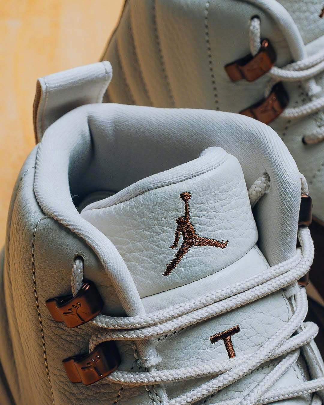 #不买鞋存图# Air Jordan 12 “Fireside” 现已发售，且买且珍惜，明年就减产了[并不简单]
images via Sneaker Politics 
#李小冉一忍再忍不想占用公共资源# ​