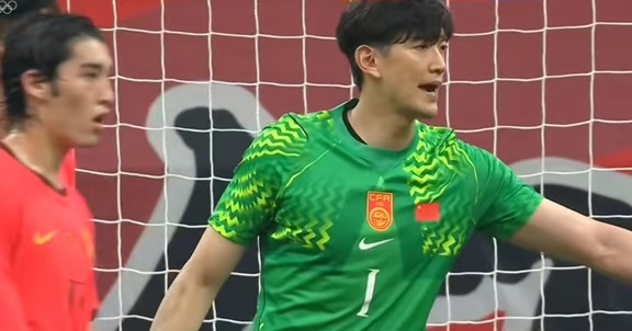 国足0-3输球！前国脚徐亮认为守门员颜骏凌缺乏两项门将技术！
在一场国际友谊赛中，国足在重庆的龙兴体育场以0-3的比分输给了来访的新西兰队。这场比赛从双方的阵容来看，两边基本上都是二线阵容。新西兰队的主力中锋未随队参赛，而国足这边则是不少主力被抽调去了安东尼奥带领的亚运队。
不过，就在这样的二队对阵二队的比赛中，国足在主场输得干脆利落，前场没有创造出多少进球机会，后场频频失误，毫无还手之力。三个丢球都是被对手的一样的边中结合战术打穿防线，没有吸取任何经验教训。
而在这场比赛的直播中，前国脚徐亮在直播间批评了本场比赛的首发门将颜骏凌。徐亮表示，颜骏凌在这场比赛守门的表现，让他觉得他缺少两项现代门将最重要的基本能力。第一项是不会出击，就会站在门线附近等球。一个好的门将要有出击能力，不能一直蹲在小禁区门线附近，这样才能给对手前锋震慑力。
而至于第二项，徐亮认为，颜骏凌没有多少脚下出球能力，开大脚也开的不太利索。他也举了例子，像曼城的门将多纳鲁马，之前加盟曼城的时候也是没有出球能力，在当时...