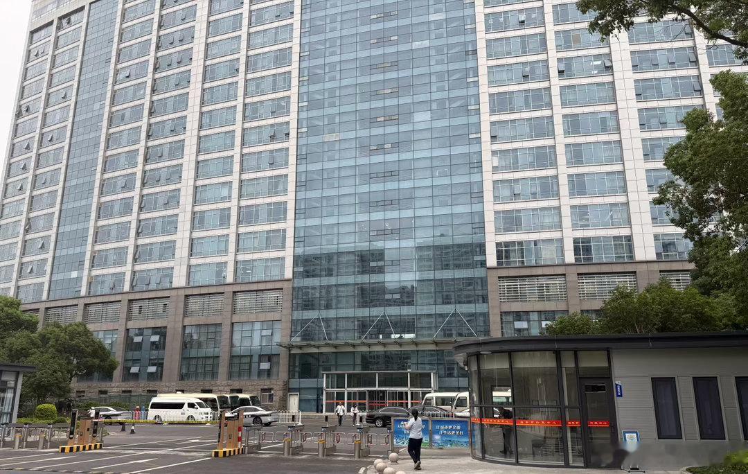 无锡民营企业与海安国有企业之间的一起资金拆借纠纷，最终却被拔高定性为刑事诈骗案件。更令人疑惑的是，在整个案件过程中，被刑事追诉的民营企业家与所谓“被害”国有企业之间，甚至不存在任何直接联系。

这样一个连基本实行行为都不存在的“诈骗”案件中，却一路进入审判程序。作为辩护人，接手案件 ​