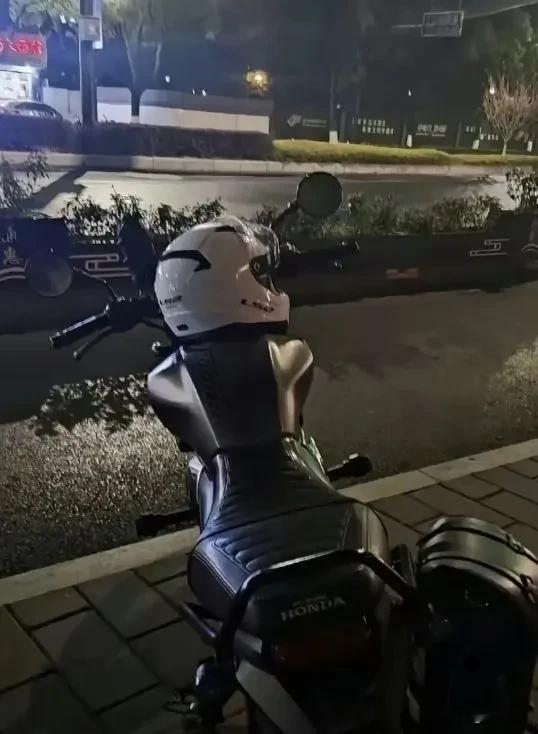 不仔细看，还真的看不出来，腰好细啊!