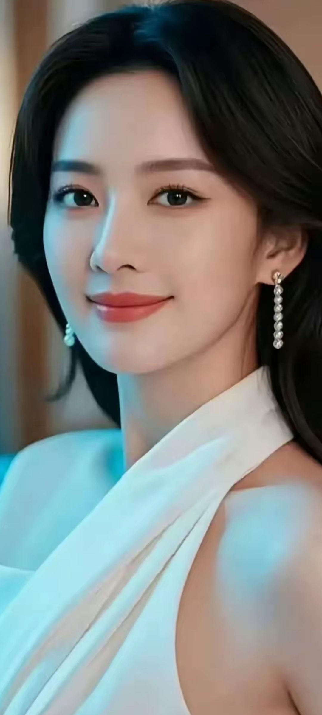 优雅白裙，闪耀耳环，温柔微笑，气质女神