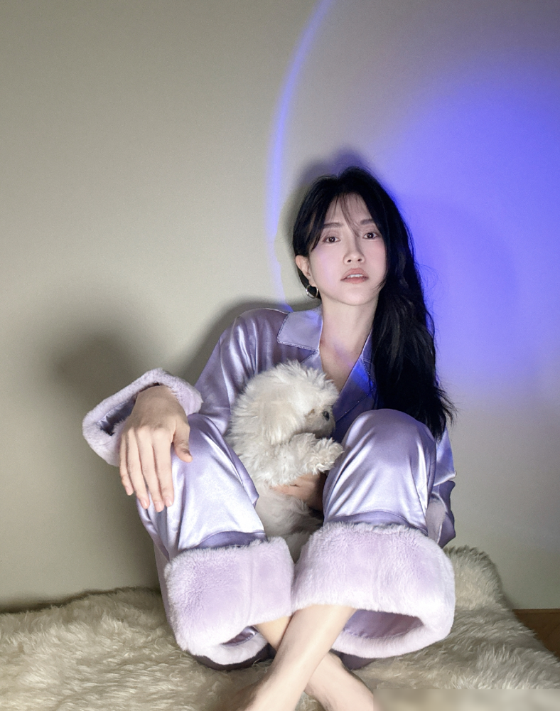 孙怡跟包贝尔拍个吻戏，她都能隔空喊话我怕她爱上我老公。
包文婧在《饭局的诱惑》里原话是这么说的，没见过孙怡，但就是吃醋。不是怕包贝尔跑了，是怕对方崇拜他。直到听说孙怡当时怀孕了，她才说踏实了。
还有赵奕欢，就因为片场传了几句闲话，直接被请到生日宴上当面质问。赵奕欢后来回了一句：在你场子里问这个，