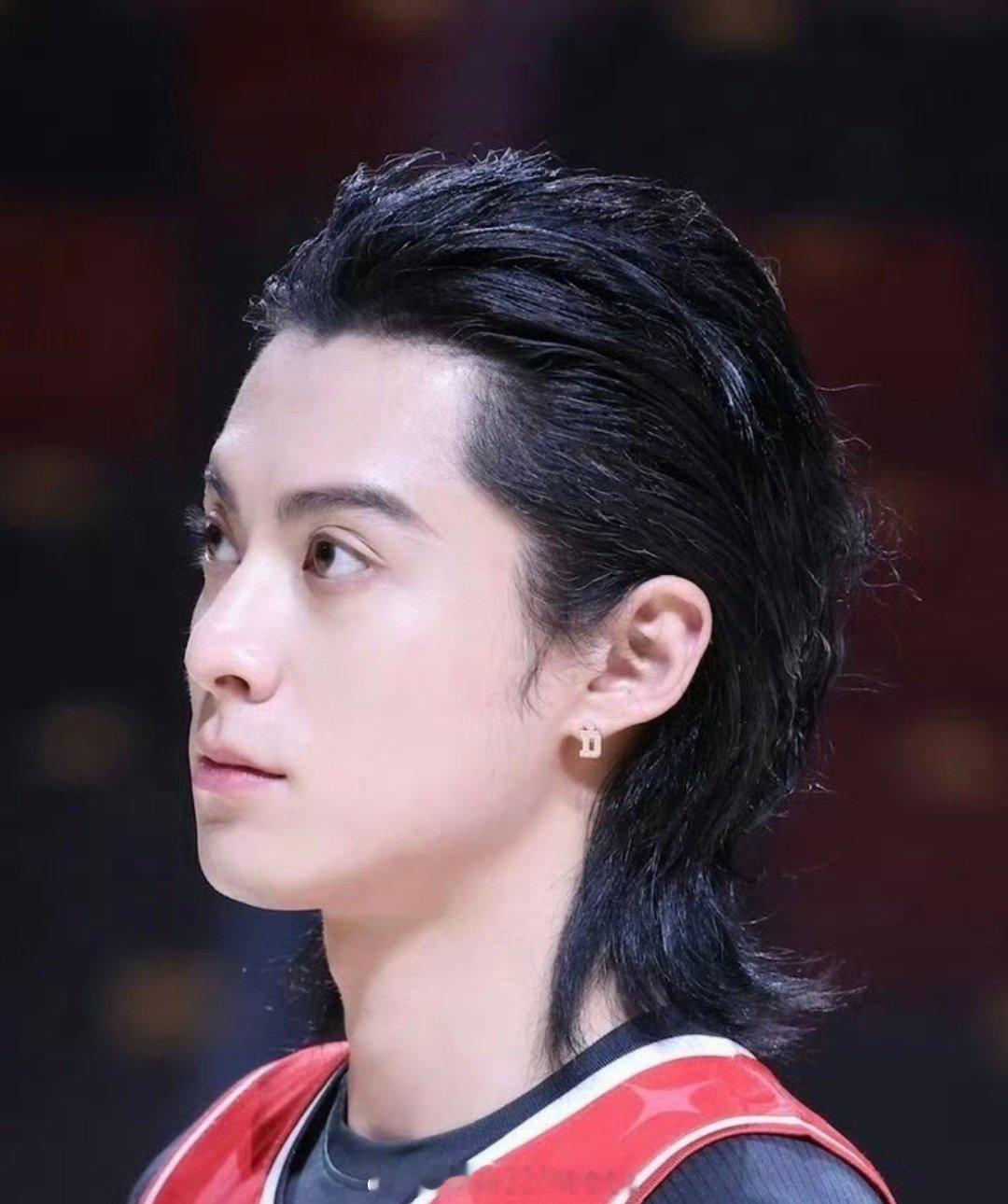 #王鹤棣[超话]#[给你小心心]
解说：等会，我拍个照片，他现在有点呆萌
~~~
这条一直在我的草稿箱里。 ​